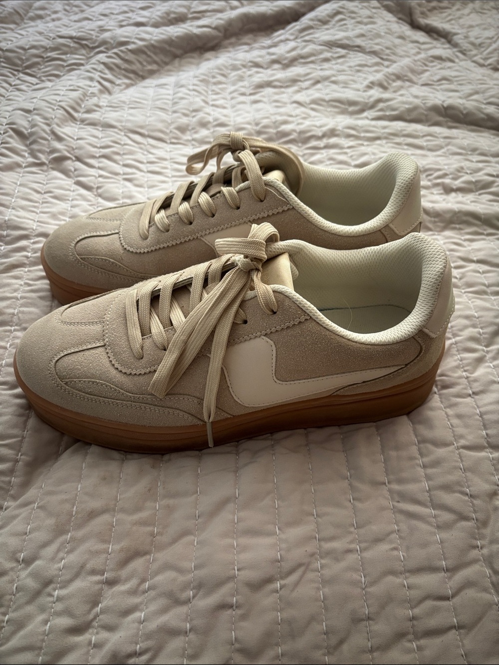 Lucky Step Low-Top Sneakers in Cream with Gum Sole